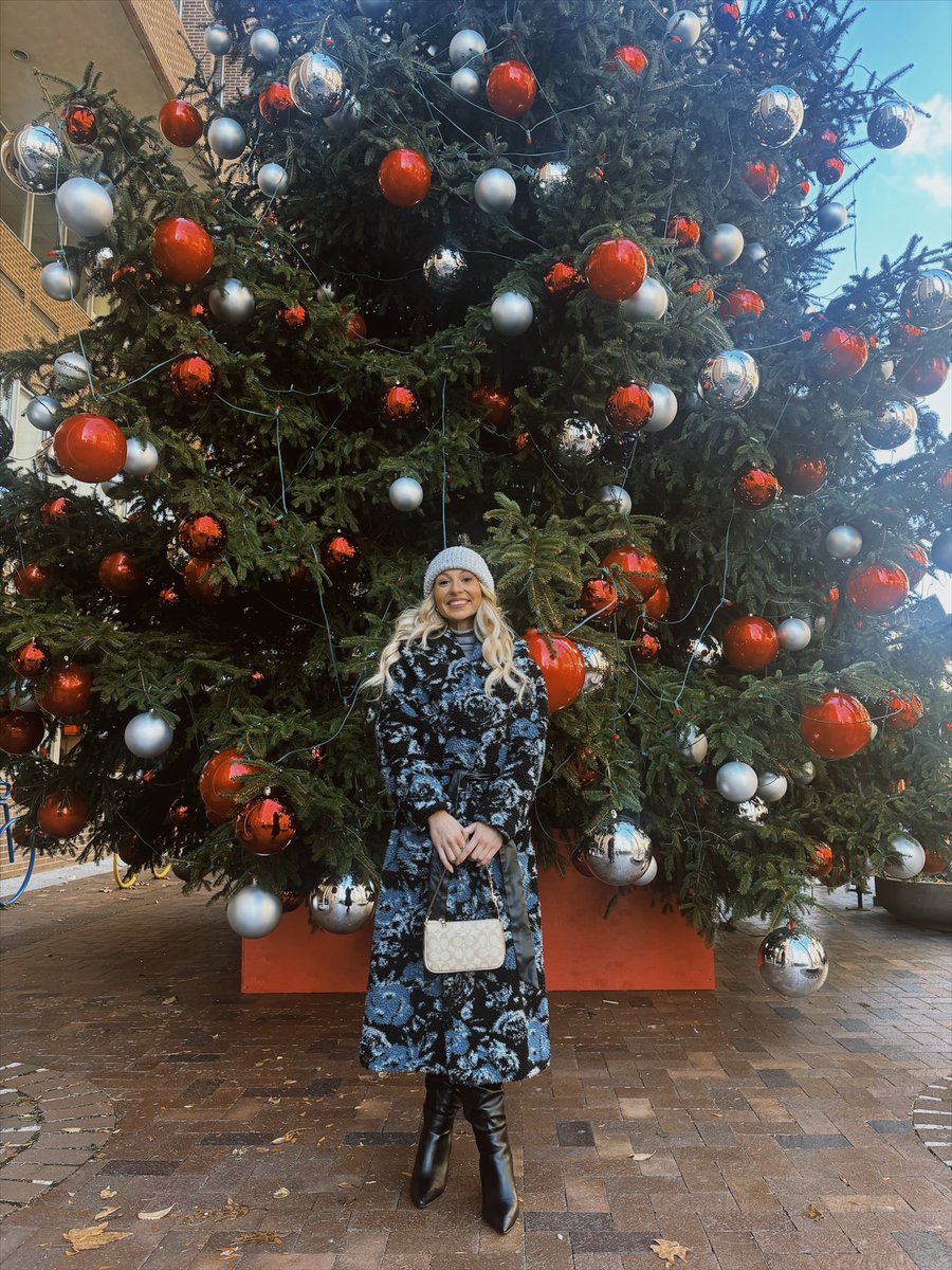 Honored to have served as a judge beside these folks for the Harrisburg Holiday Parade! Congratulations to all the winners and participants! #locallove #harrisburgpa #holidayseason #parade 
<a href="/TomLehmanWGAL/">Tom Lehman</a> <a href="/SedonaMeadows/">Sedona Meadows</a> 
<a href="/JasmineCBS21/">Jasmine Brooks</a> <a href="/ChristineVendel/">Christine Vendel (On Bsky)</a> 🎄