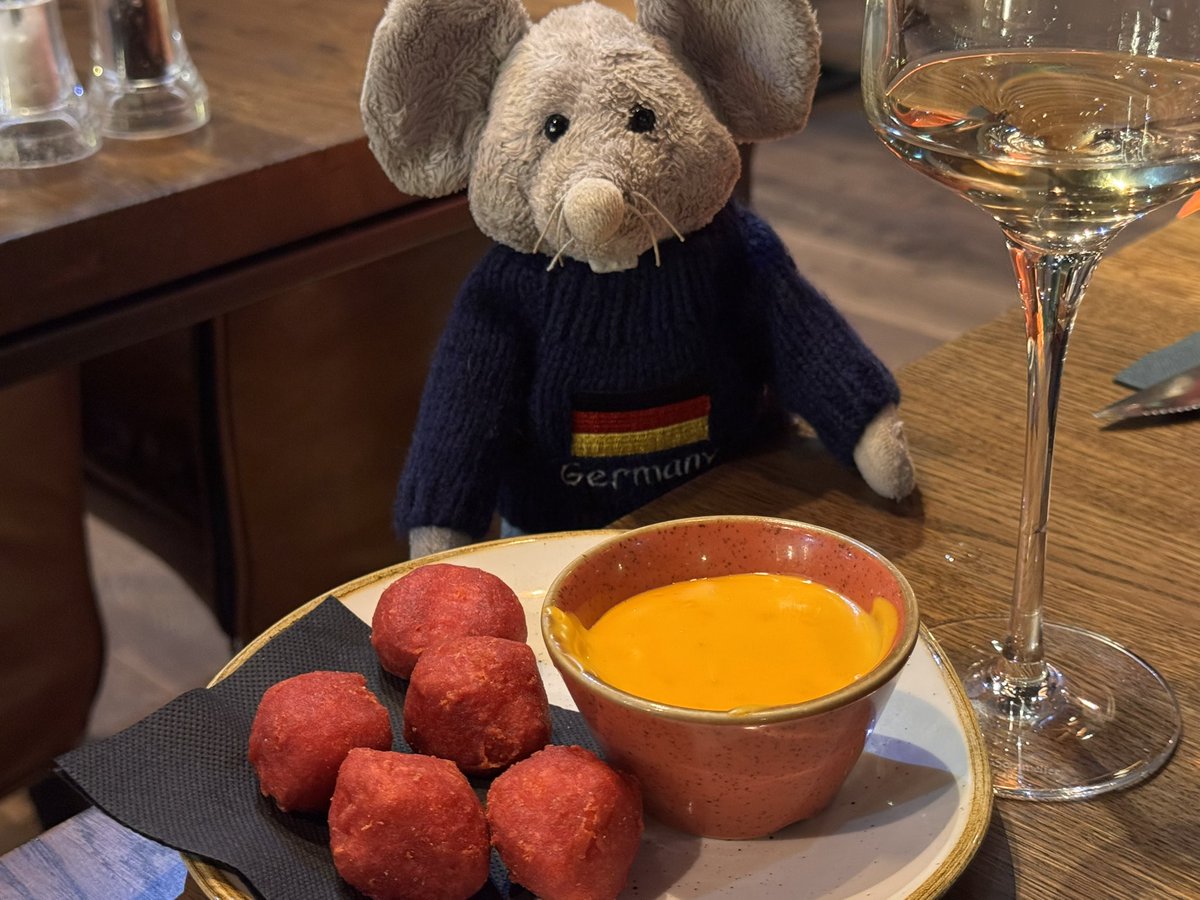 whiskersmouse's tweet image. After 20,000 steps round Cologne today, I’ve earned these Habanero Cheese Nuggets and Cheddar Sauce. 
Delicious. 
#theash #cologne #köln
