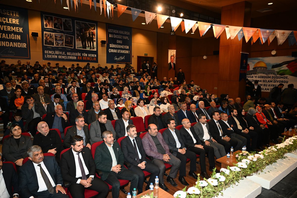 safaberksevim's tweet photo. AK Parti Yeşilyurt Gençlik Kolları 7. Olağan Kongremizi büyük bir coşkuyla gerçekleştirdik.

Bizleri bu kutlu göreve layık gören herkese en içten teşekkürlerimi sunuyorum. Bize duyulan güveni boşa çıkarmamak için var gücümle çalışacağım.

Bugün bu anlamlı günümüzde bizleri yalnız bırakmayan dava arkadaşlarıma şükranlarımı iletiyorum.

Birlikte daha nice güzel günlere ve başarılara inşallah ☺️