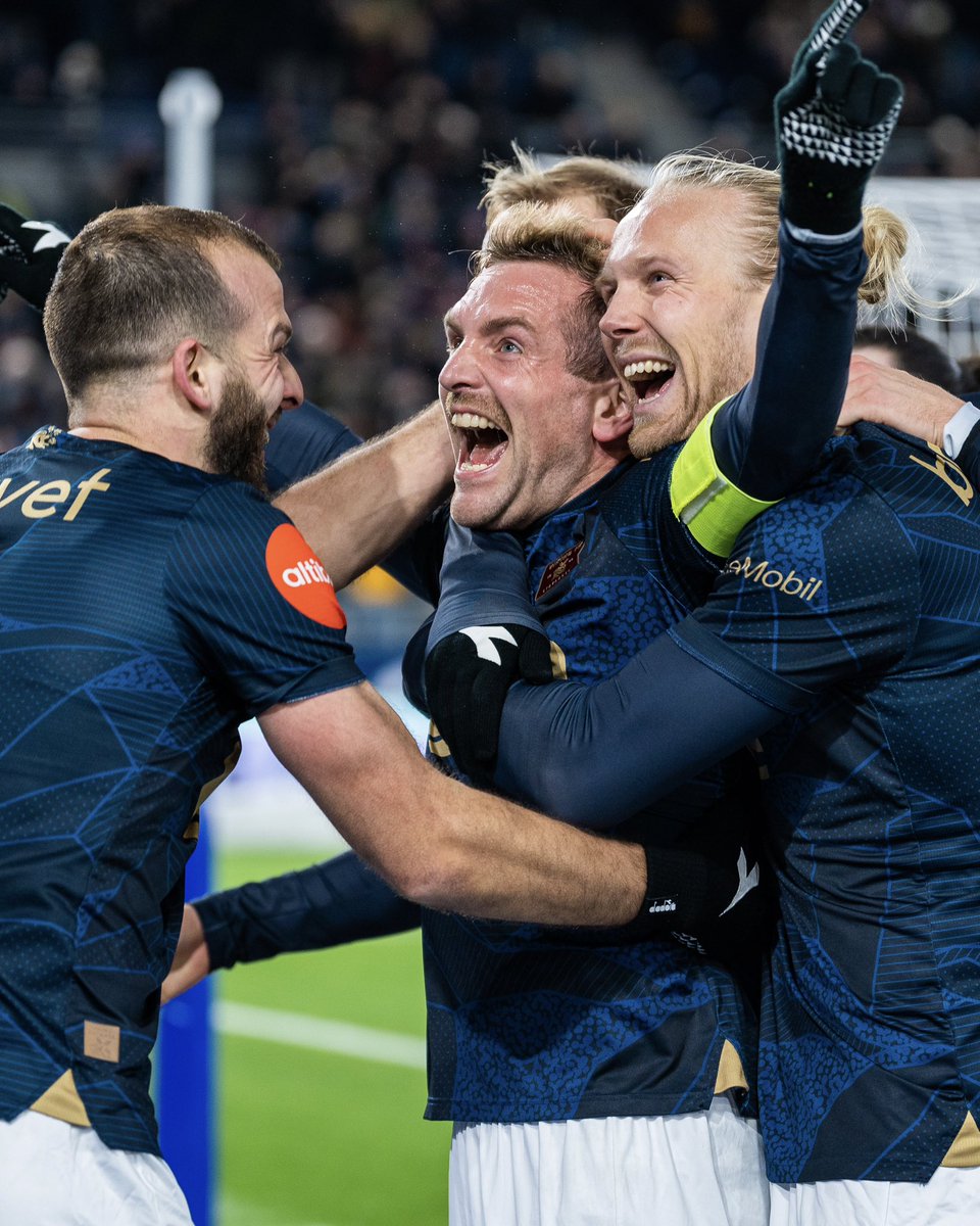vikingfotball's tweet photo. Et øyeblikk for evigheten ✨💙 https://t.co/0L29lkbU7k