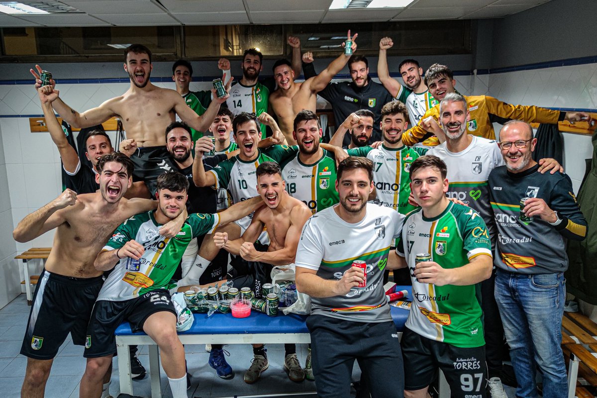 TorcalBalonmano's tweet photo. 📷🙌 ¡𝗟𝗔 𝗘𝗦𝗧𝗔𝗕𝗔𝗜𝗦 𝗘𝗦𝗣𝗘𝗥𝗔𝗡𝗗𝗢! 🙌📷

👉 ¡Nuestra foto en el vestuario tras vencer al líder! 👈

#SomosTorcal #Antequera #Balonmano https://t.co/K7A84v2auK