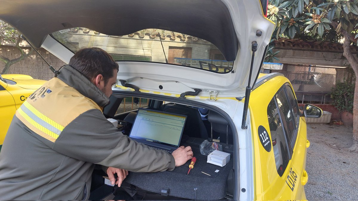 ADF172's tweet image. Avui amb suport de la @FADFMaresme i del @sfadfcat hem substituit les targetes SIM dels localitzadors dels nostres vehicles, una eina de seguretat en la gestió de flotes i personal gràcies a @controladfcat, element fonamental a les actuacions en emergències #adfcat