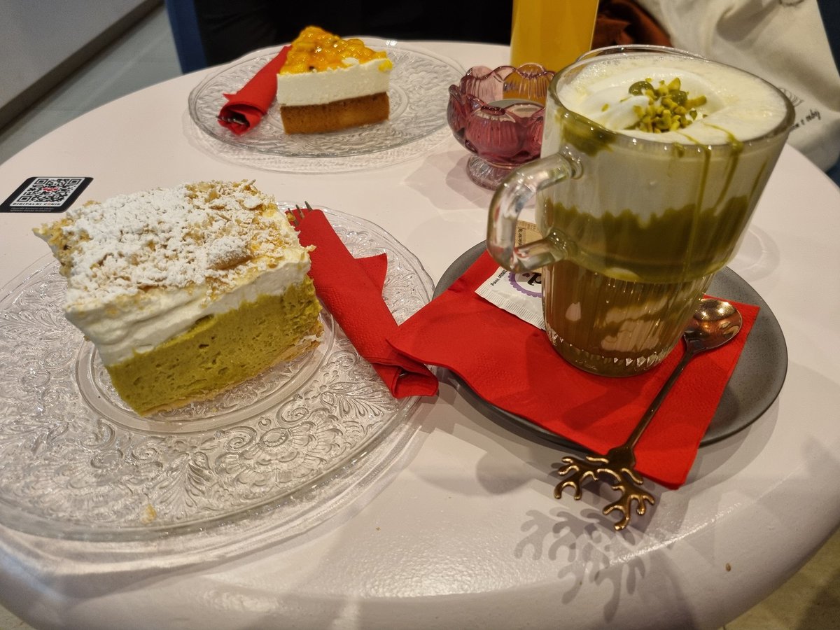 Kremšnita s pistacijo, bela vroča čokolada s pistacijo #DolceVita #Domžale