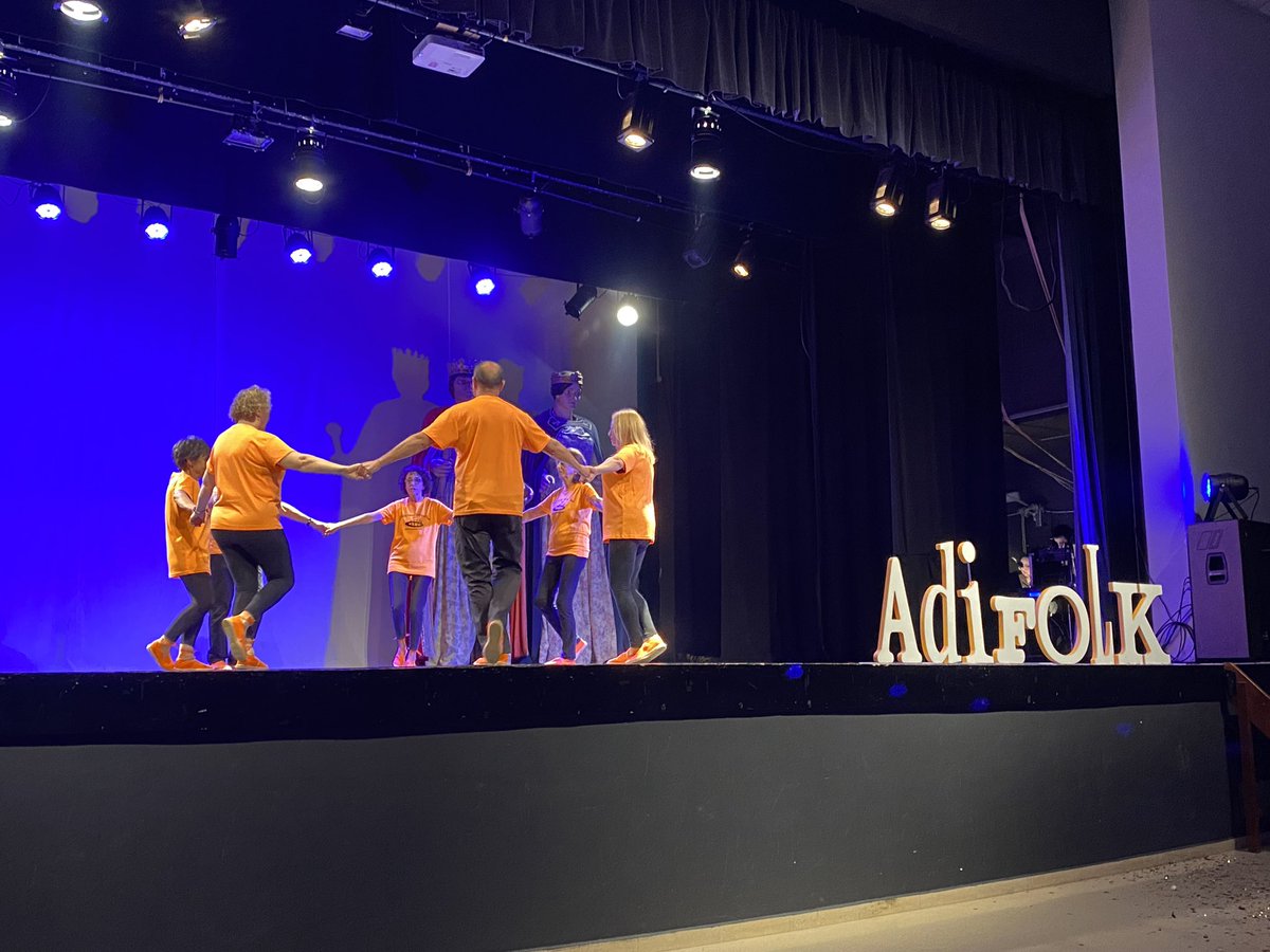 mncsls's tweet photo. 7a Gala de l'Any d'@Adifolk_oficial, a Móra d'Ebre. Un esclat de #culturapopular que ens relliga als orígens, a les tradicions.
Enhorabona a tots els premiats: grup, federació i personalitat (@quimmiro). 
I ara... al setembre cap a Bastia al proper Aplec Internacional! https://t.co/M6pbl6eHbh