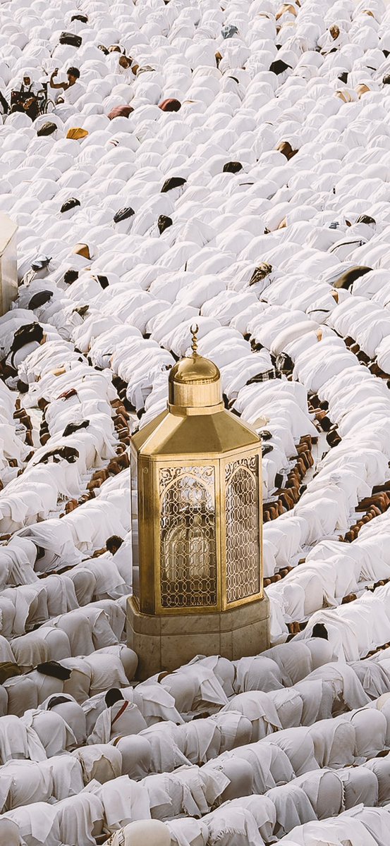 مشهد إيماني في رحاب المسجد الحرام.

-