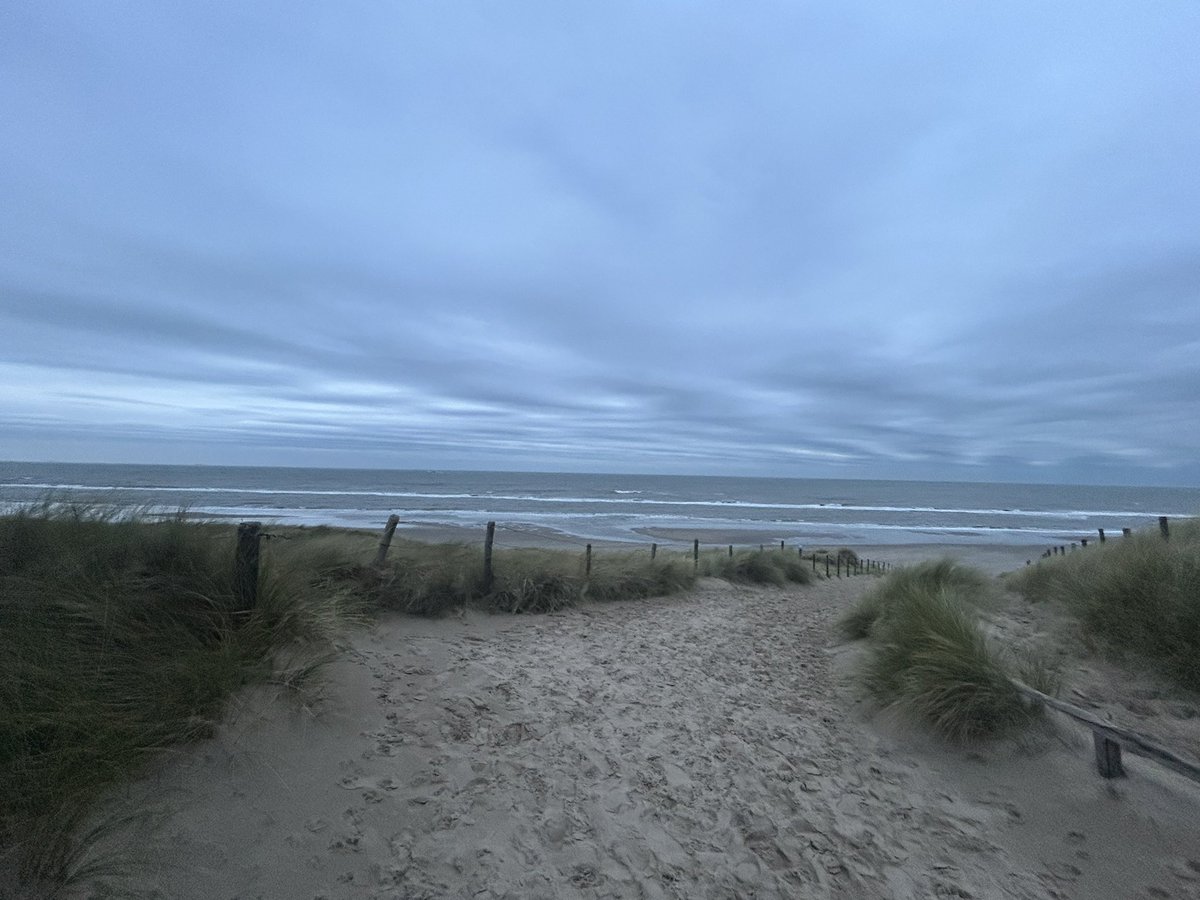 BirgithaBakker's tweet image. 🌊 ☀️ 🌓 Een strandwandeling bij het laatste daglicht 🍃 Na een drukke week is er niets fijner dan je voeten in het zand te zetten en de zee te horen ✨💛 Fijne avond allemaal!
#Balans #Opladen #enjoythelittlethings #relax #WeekendVibes #DuurzameInzetbaarheid