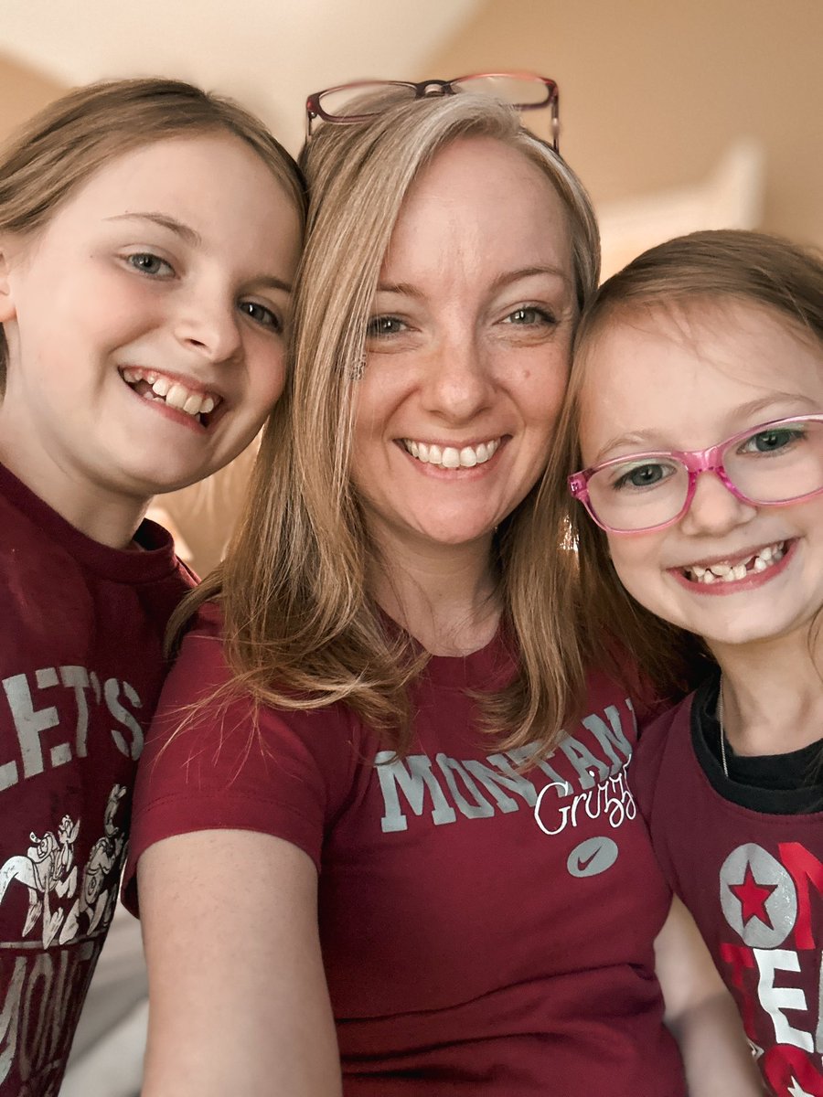 Jesi_Lou's tweet photo. Watching Brawl Of the Wild from Houston, TX with my minis! #GOGRIZ 🐻 #mmafanzone https://t.co/XKgzY7KLFB