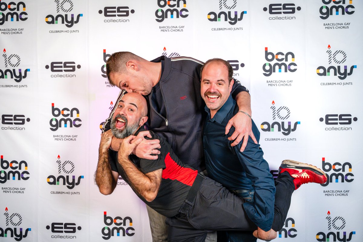 🪩👀Primeras imágenes del fiestón de ayer🌝💞

🤳 Podéis descargarlas a través de nuestra web

barcelonagaymenschorus.pixieset.com/fiestacelebrac…

Gracias especiales a todxs lxs amigxs y familia, socios y exsocios, y a nuestras estrellas invitadas <a href="/itskrystalkarma/">Krystal Karma</a> <a href="/PititaQueen/">Pitita Queen</a>
La Valkiria y DJ Rajah