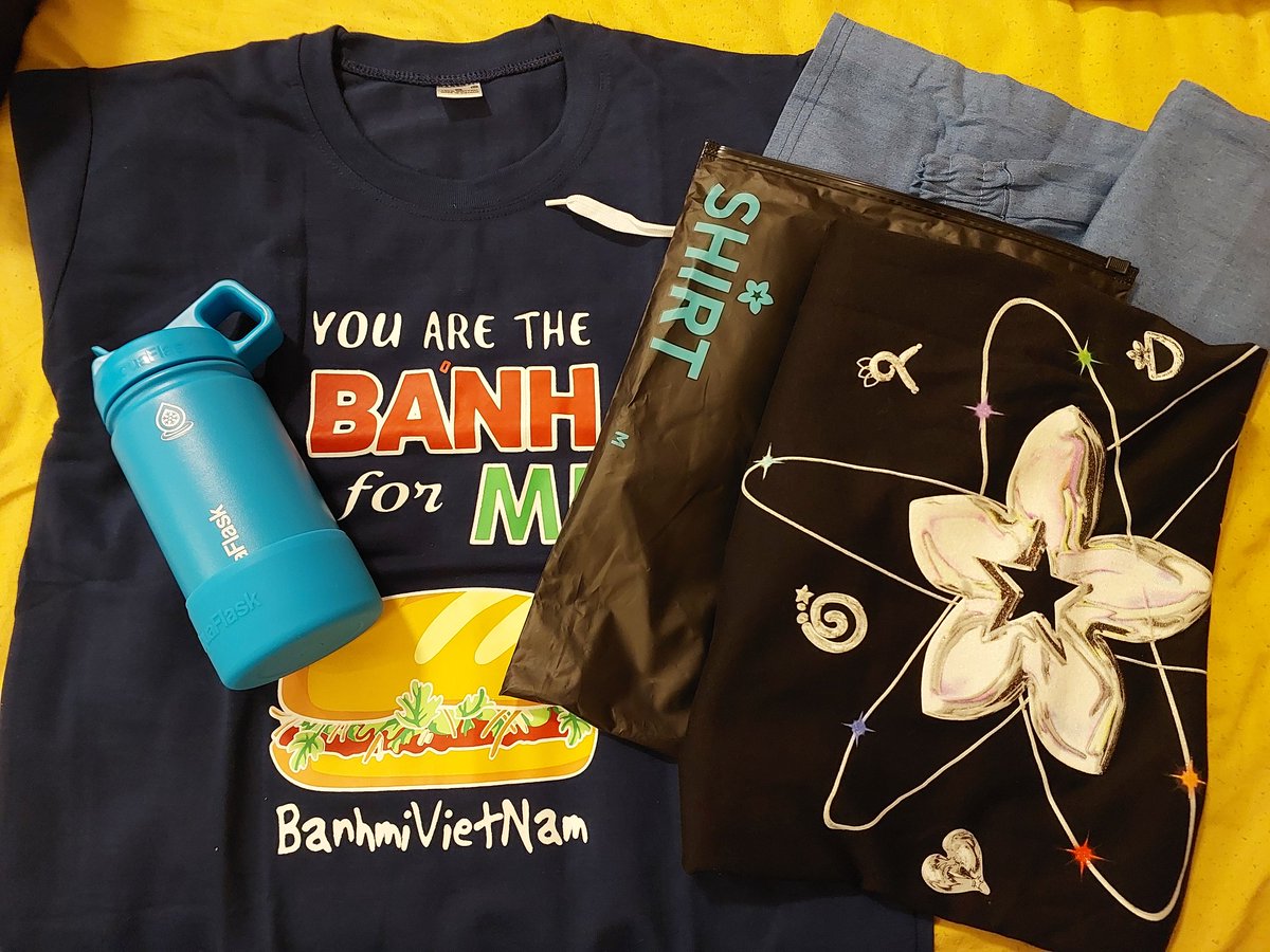 asher_3016's tweet photo. Pasalubong ni sisterette from PH, na galing din sa Vietnam ๐
Di naman kami mahilig sa coffee nyan ๐
#VietnamShirt #BINIshirt #Aquaflask #VietnamTeaAndCoffee https://t.co/p5GCOkk7qk