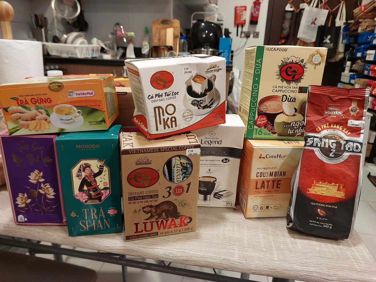 asher_3016's tweet photo. Pasalubong ni sisterette from PH, na galing din sa Vietnam ๐
Di naman kami mahilig sa coffee nyan ๐
#VietnamShirt #BINIshirt #Aquaflask #VietnamTeaAndCoffee https://t.co/p5GCOkk7qk