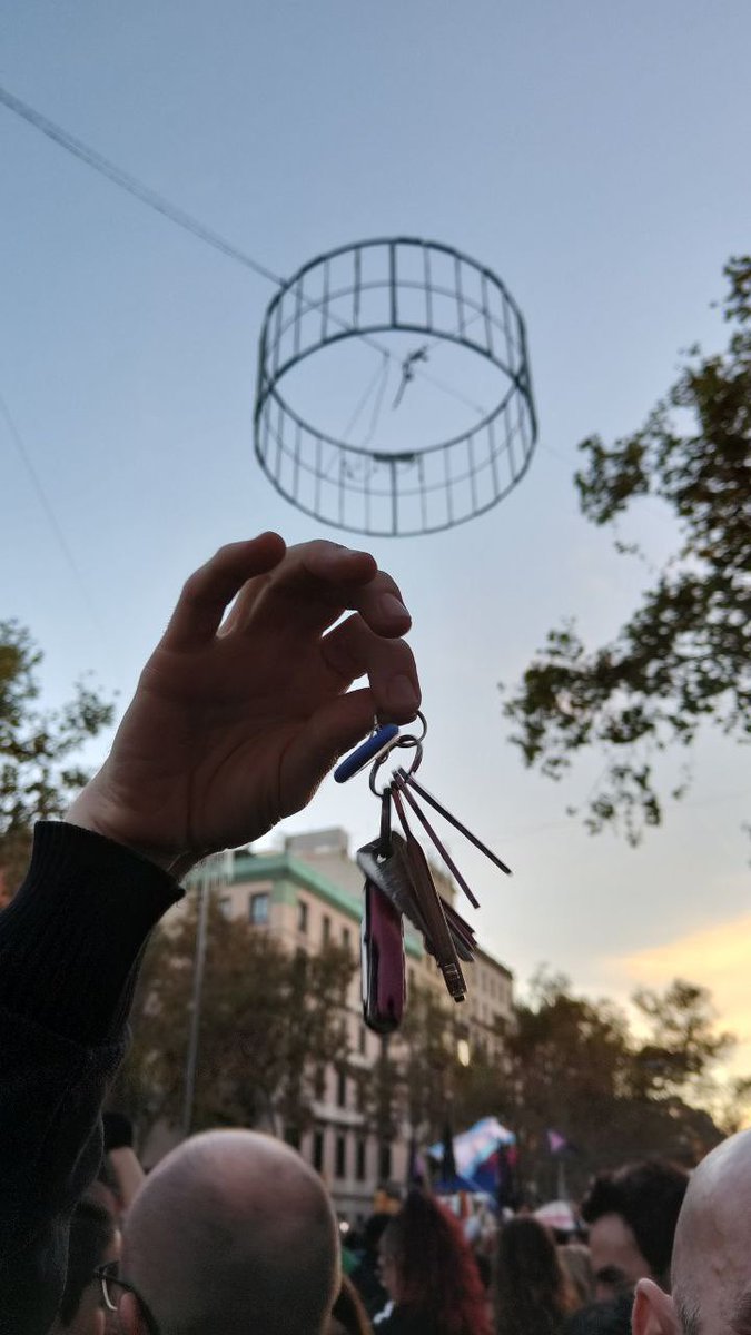 anticapiCat's tweet photo. 170.000 persones clamen pel dret a l’habitatge en una manifestació que obre la lluita per la baixada dels lloguers.

Acabem amb el rendisme: organització, expropiacions, planificació!

#ShaAcabat https://t.co/Ye45ftFB4l