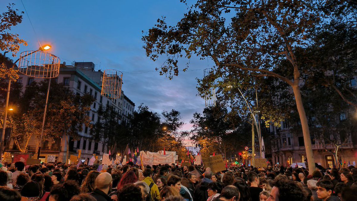 anticapiCat's tweet photo. 170.000 persones clamen pel dret a l’habitatge en una manifestació que obre la lluita per la baixada dels lloguers.

Acabem amb el rendisme: organització, expropiacions, planificació!

#ShaAcabat https://t.co/Ye45ftFB4l