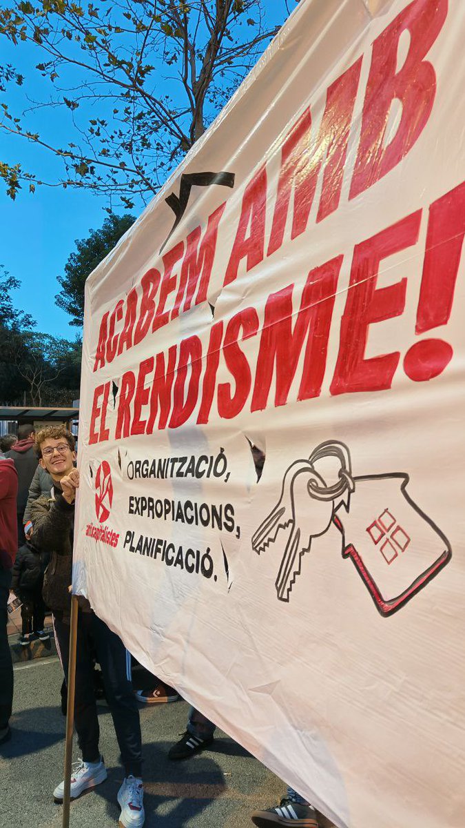 anticapiCat's tweet photo. 170.000 persones clamen pel dret a l’habitatge en una manifestació que obre la lluita per la baixada dels lloguers.

Acabem amb el rendisme: organització, expropiacions, planificació!

#ShaAcabat https://t.co/Ye45ftFB4l
