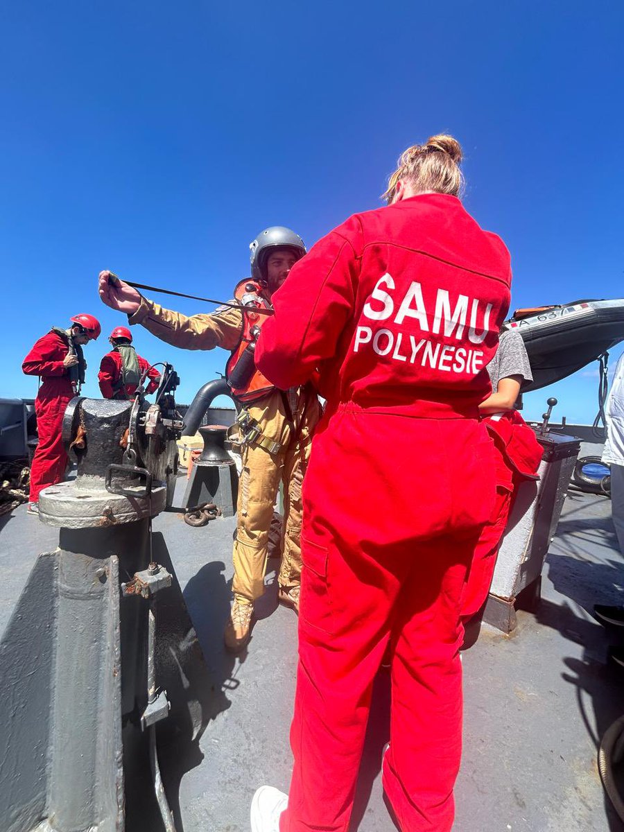 Romybertmoorea's tweet photo. Formation treuillage maritime avec les #fapf (forces armées de polynésie française) s’entraîner pour être prêt !!
#chpf #samu987 
@SFMU_MS @SUdF_Officiel https://t.co/pDIvtOqnCF