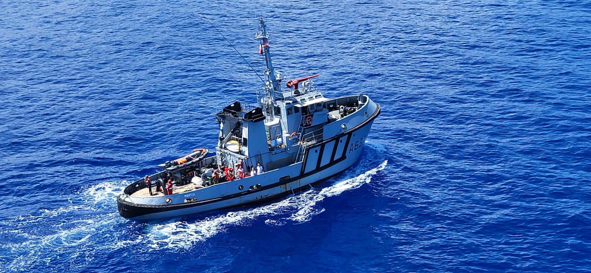 Romybertmoorea's tweet photo. Formation treuillage maritime avec les #fapf (forces armées de polynésie française) s’entraîner pour être prêt !!
#chpf #samu987 
@SFMU_MS @SUdF_Officiel https://t.co/pDIvtOqnCF