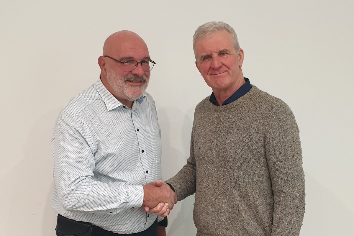 Mark Caney (rechts), directeur PADI, draagt voorzitterschap van EUF over aan Ronny Margodt (links), voorzitter NELOS en vicevoorzitter CMAS Belgium.  #EUF #europeanunderwaterfederation #scubadiving