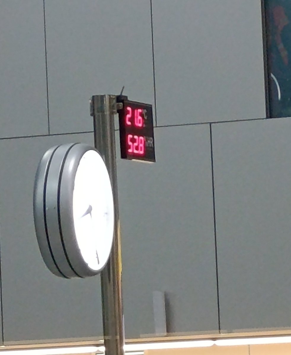 hatefulklara's tweet photo. Aeroporto de Santiago de Compostela en novembro. Porta exterior aberta para que airee con axuda dos ventiladores a todo trapo. Temperatura na terminal según AENA 21.6°C, unha pena que se vos olvidara trucar a dos ascensores(8°C). @aena @eco_charlie_ @Sofijuliett @CigAena https://t.co/500Go0LKdr
