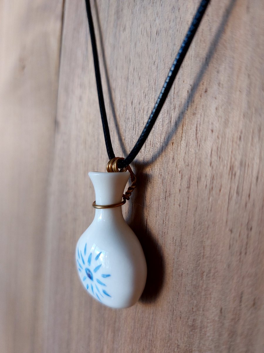 Her biri el işçiliği olan porselen kolyeler çeşitli form ve desenlerle satışta 📣
(Küpeler de pek yakında gelecek)

shopier.com/Faunahandcraft…

#faunahandcrafted
#faunaaccessory