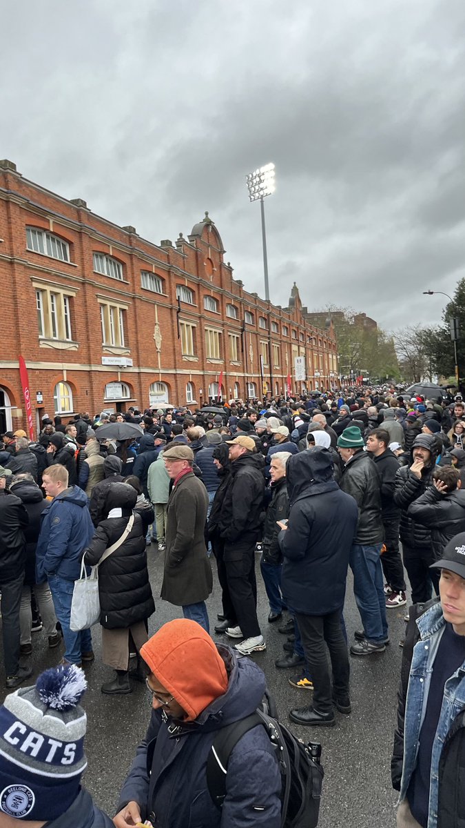 Hundreds of fans still outside the ground five minutes after kickoff due to ticketing issues. #FULWOL ⁦<a href="/FulhamSuppTrust/">Fulham Supporters’ Trust</a>⁩ #FFC