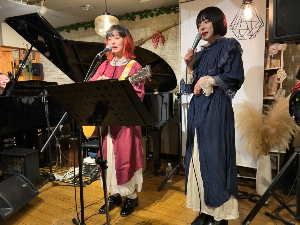 wm0628fiore2014's tweet photo. Cafe uningleで行われたViolet Fizzライブに行ってきました。久保田れなさん目当てで行ったら、大半をVIOLET(久保田れな・夏々野七菜)でした。文字通り、自分は最初で最後かな?
#Cafeuningle #VioletFizz #VIOLET #久保田れな #夏々野七菜 #しゅがあみ #増田桜美 https://t.co/EW41So91Xv