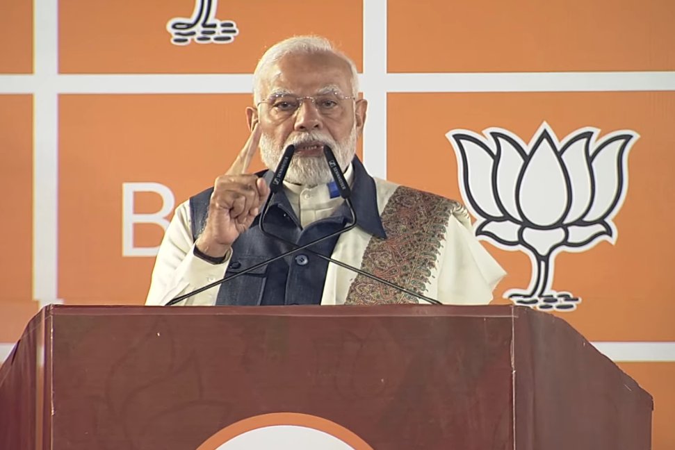 HsnewsBharat's tweet photo. आज महाराष्ट्र में विकासवाद की जीत हुई है, महाराष्ट्र में सुशासन की जीत हुई है, महाराष्ट्र में सच्चे सामाजिक न्याय की विजय हुई है।

वहीं, आज महाराष्ट्र में झूठ, छल, फरेब बुरी तरह हारा है। विभाजनकारी ताकतें हारी हैं, निगेटिव पॉलिटिक्स की पराजय हुई है, आज परिवारवाद की हार हुई है।

- पीएम @narendramodi