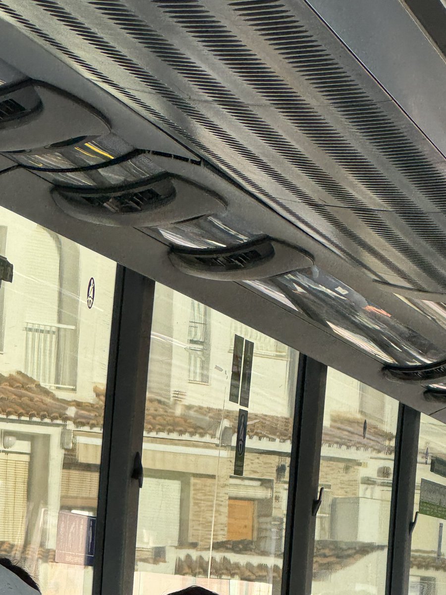 ElxinoV's tweet photo. Chacho @Alsa_autobuses que se os desmonta el bus por piezas https://t.co/ypGeo9y4Qm