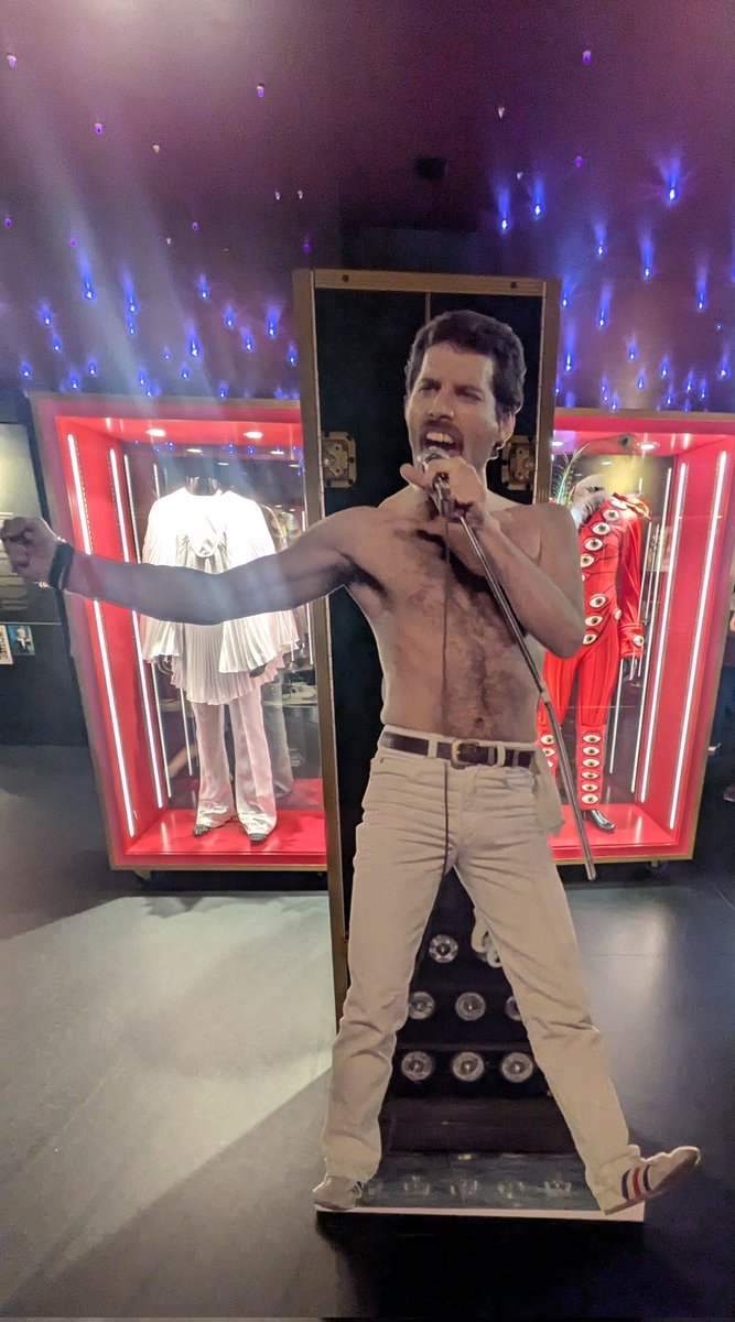 furemin1's tweet image. #Queen の旅 5日目 ④🐌…
 #StudioExperience 
の中の写真📷少し😚🤏
 ミニ銅像と souvenir🎁 
(前回の訪問時と
少し変化有り) 続きます🐌… #FreddieMercury 
 #パーパスジャパン