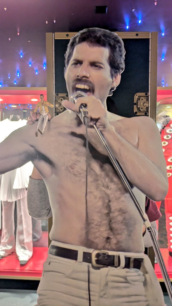 furemin1's tweet image. #Queen の旅 5日目 ④🐌…
 #StudioExperience 
の中の写真📷少し😚🤏
 ミニ銅像と souvenir🎁 
(前回の訪問時と
少し変化有り) 続きます🐌… #FreddieMercury 
 #パーパスジャパン
