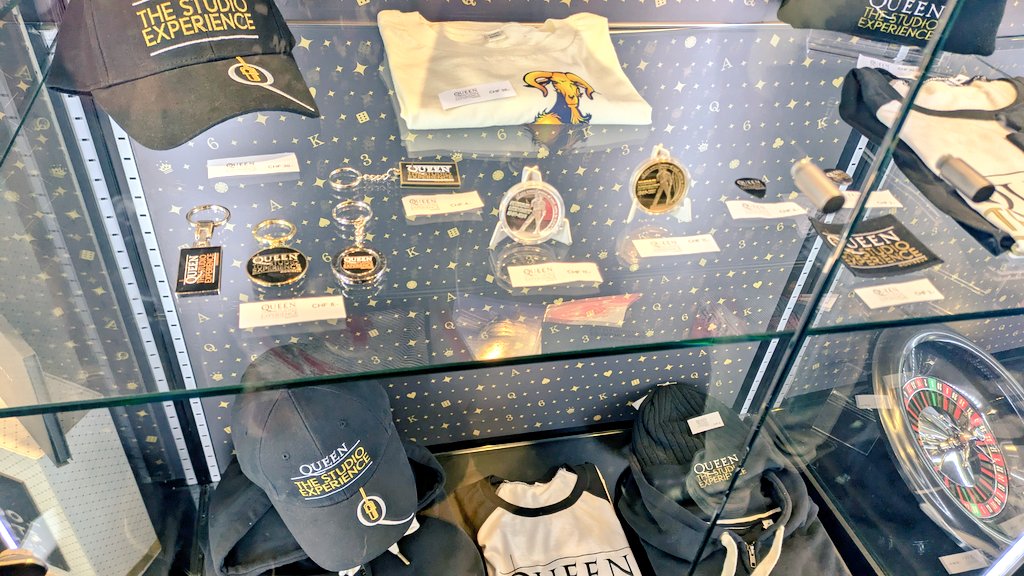 furemin1's tweet image. #Queen の旅 5日目 ④🐌…
 #StudioExperience 
の中の写真📷少し😚🤏
 ミニ銅像と souvenir🎁 
(前回の訪問時と
少し変化有り) 続きます🐌… #FreddieMercury 
 #パーパスジャパン