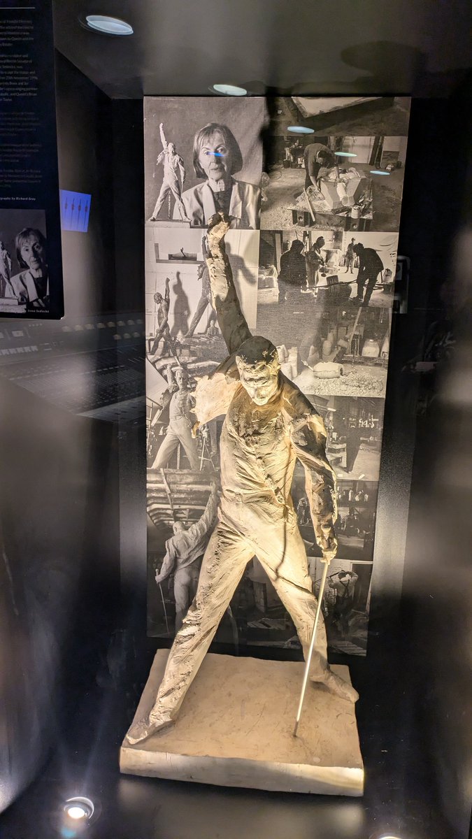 furemin1's tweet image. #Queen の旅 5日目 ④🐌…
 #StudioExperience 
の中の写真📷少し😚🤏
 ミニ銅像と souvenir🎁 
(前回の訪問時と
少し変化有り) 続きます🐌… #FreddieMercury 
 #パーパスジャパン