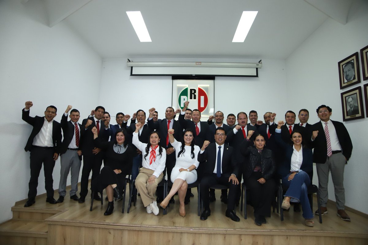 NestorCamarillo's tweet photo. En reunión de trabajo con el equipo del @PRIdePUEBLA definimos la ruta a seguir para cerrar el año con mucha fuerza. 

¡Aquí hay destino y también rumbo! 

#QueVivaElPRI 🇲🇽 https://t.co/OwFlp7111U