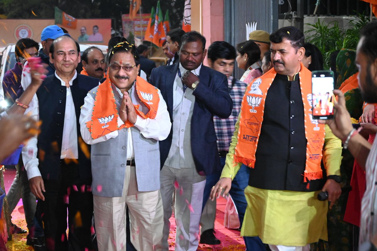 महाराष्ट्र विधानसभा चुनाव एवं राजस्थान उपचुनाव में भाजपा की प्रचंड जीत के पश्चात प्रदेश भाजपा कार्यालय में आज मुख्यमंत्री श्री <a href="/BhajanlalBjp/">Bhajanlal Sharma</a> एवं भाजपा राजस्थान प्रदेश प्रभारी डॉ. <a href="/AgrawalRMD/">Dr.Radha Mohan Das Agrawal</a> का कार्यकर्ताओं ने गर्मजोशी से स्वागत एवं अभिनंदन किया।