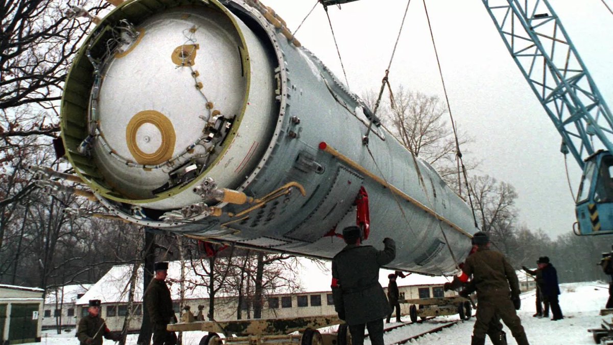 nachomdeo's tweet photo. En el Memorando de Budapest de 1994 Ucrania accedió a entregarle a Rusia  1.900 ojivas nucleares heredadas de la era soviética. No se las entregó a Occidente y por ende no puede devolver lo que no recibió. El rol occidental fue vigilar la entrega https://t.co/6UYwF7HqBI