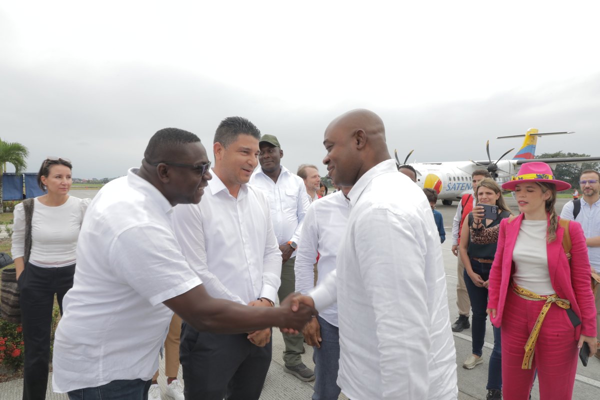 CancilleriaCol's tweet photo. El canciller @LuisGMurillo aterrizó en Tumaco, donde liderará la instancia de la Mesa de Cooperación, capítulo Nariño, que articula esfuerzos de la cooperación internacional con las prioridades locales de las comunidades, para mejorar la calidad de vida de sus habitantes.

La instalación de la Mesa Pacífico - Capítulo Nariño hace parte de las acciones de fortalecimiento de la diplomacia subnacional del Gobierno nacional para aportar a la generación de oportunidades de vida digna para los territorios y comunidades vulnerables.
#SNCICAvanza
#GobiernoConElPacifico