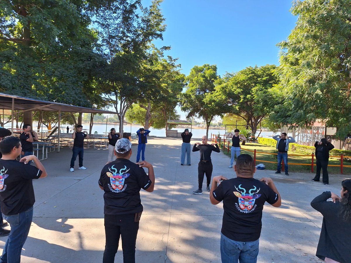 VinculaCultura's tweet photo. ¡Estamos fortaleciendo las prácticas y saberes artísticos de #SemillerosCreativos! Con la participación de docentes, promotoras y promotores en #Sonora, llevamos a cabo el taller “Expresión corporal escénica” en el Teatro Sergio Galindo en Cajeme.

#CulturaComunitaria https://t.co/chPBOHEt8g