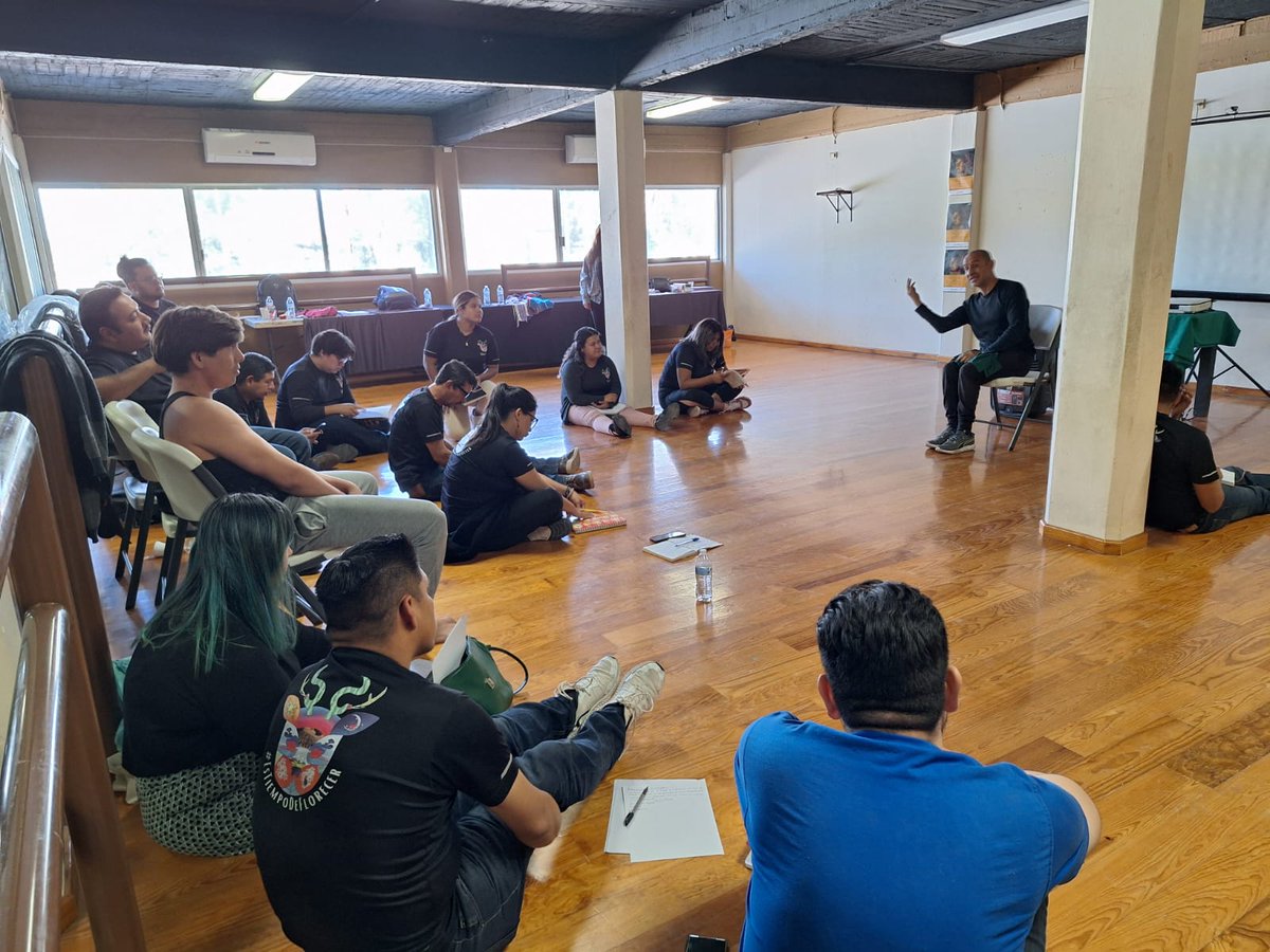 VinculaCultura's tweet photo. ¡Estamos fortaleciendo las prácticas y saberes artísticos de #SemillerosCreativos! Con la participación de docentes, promotoras y promotores en #Sonora, llevamos a cabo el taller “Expresión corporal escénica” en el Teatro Sergio Galindo en Cajeme.

#CulturaComunitaria https://t.co/chPBOHEt8g