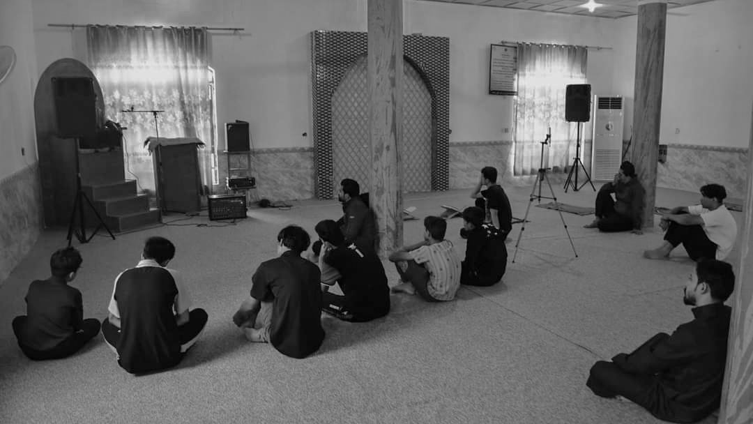 بالظلمه الدنيا من عمت..  #انزلك_ربك
واجيال بفظلك اهتدت...  من #مشت_دربك
وعن نفسي روحي خضرت ...    #سيدي_بحبك