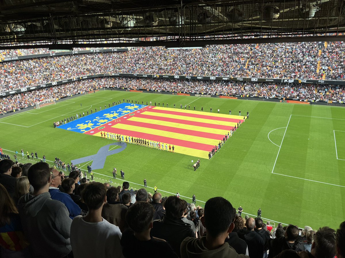 Generaldepie_'s tweet photo. El fútbol hoy ha enloquecido con 11 minutos locos que nos han dado la segunda victoria de la temporada y un chute de ilusión y luz ante lo vivido estas semanas trágicas. Ahora hay que seguir ganando puntos y partidos

Pd: Enhorabuena a todos los que han preparado el homenaje porque ha sido maravilloso 

He narrado el peor partido de mi vida, me costaba hilar jugadores, ha sido complicado pero muy emotivo 💙❤️‍🩹💛🦇