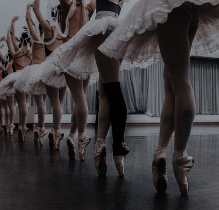 itsangiecry's tweet photo. AU MARREY;

Dónde margarita asiste a una Academia de ballet con su mejor amiga y su hermano odia a mar.

o 

dónde rey tiene una hermana que va a la misma Academia de ballet que margarita y se enamora de como baila Mar. https://t.co/73Lg19za0O