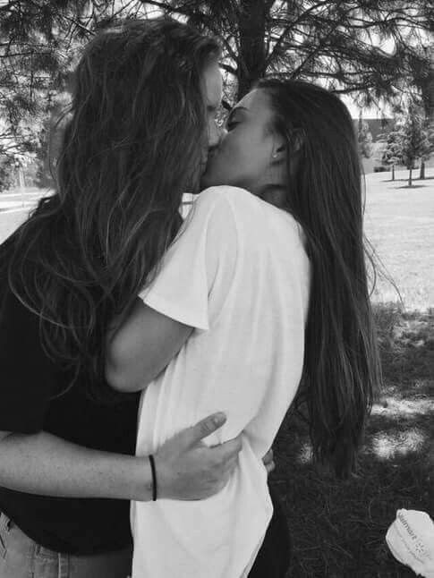 A un mes de celebrar nuestro primer aniversario de bodas.
Estoy feliz de que seas tu quien recorre el camino a mi lado.

Te amo demasiado y estos 11 meses que llevamos casadas han sido maravillosos.

<a href="/flamepoesie/">⤿ 𝖥𝗂𝗅𝗆'𝒔 🎥 Zoe.♡゙</a> eres mi vida entera. Y no te cambiaría por nada en el mundo.