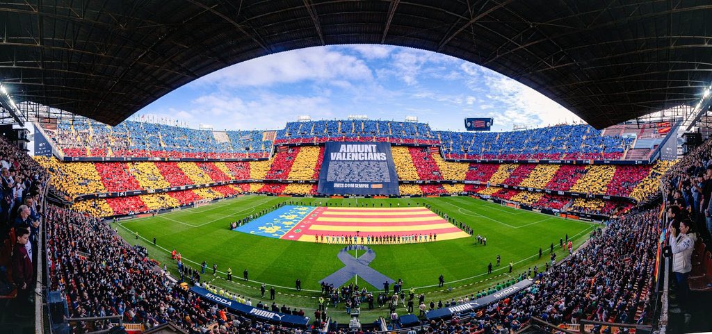 Domingortiz's tweet photo. 𝑽𝒂 𝒑𝒐𝒓 𝒕𝒐𝒅𝒐𝒔 𝒗𝒐𝒔𝒐𝒕𝒓𝒐𝒔.

Por los que se fueron y por los que lo están sufriendo de manera salvaje. El fútbol poco importa ante situaciones así pero, a los miles de valencianistas afectados, seguro que la victoria algo les ha aliviado. No sirve para salir del descenso pero sí para coger oxígeno. 

Un gran #VCF tras el descanso sirvió para desarbolar al Betis en seis minutos con un @hugoduro14 espectacular. 

Era el día y no se ha fallado. Orgullo de pueblo. Orgullo de valencianismo.

#AmuntValencians 💙💛❤️