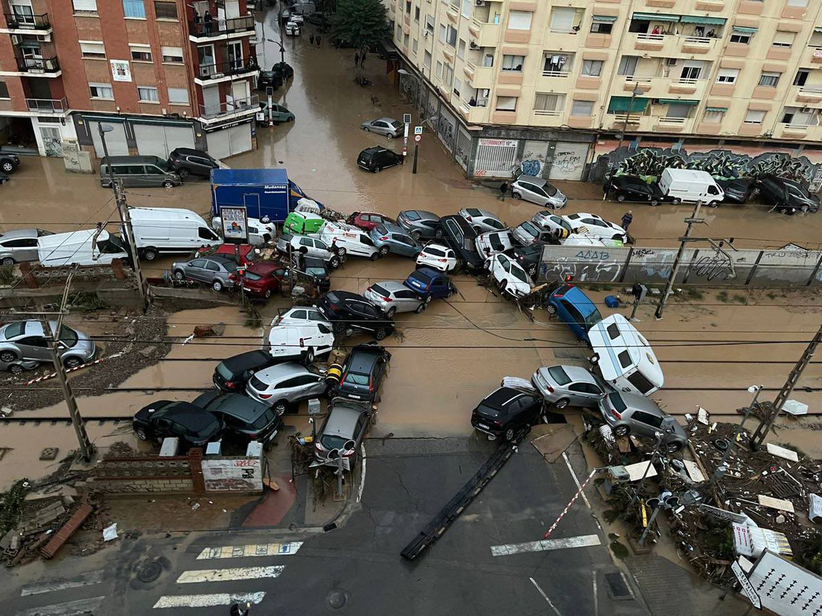 pablogimenez14's tweet photo. Hola ministro @oscar_puente_, ahora que el paso a nivel que corta la ciudad de Alfafar está destrozado, ¿cabría la posibilidad de actuar sobre él y hacer un paso moderno, accesible y sobre todo, seguro? Aprovechando la situación podríais mejorar y mucho nuestro día a día. Gracias https://t.co/3qwAKIFoe7