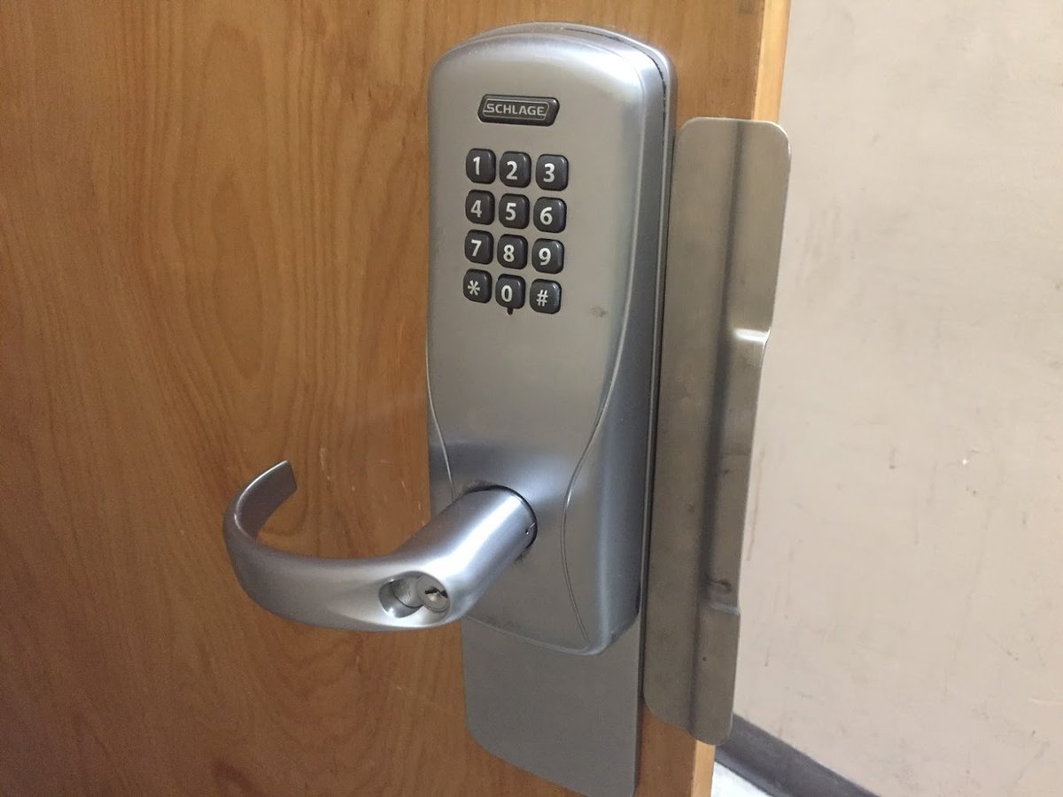 🏠 Don’t leave your home’s security to chance! Sevan Locks &amp; Doors offers professional lock installations and key replacements for maximum protection. 🔑🏡 #ResidentialSecurity #SevanLocksandDoors #LocksmithServices #KeyReplacements #HomeSafety