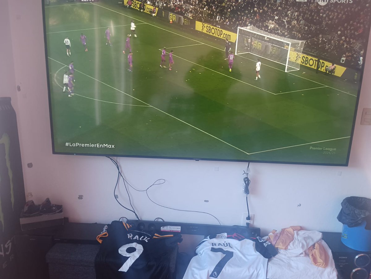 Marito75's tweet photo. #LaPremierEnMax  apoyando a Raúl Jiménez por @tntsportsmex y @StreamMaxLA saludos desde la ciudad de México. https://t.co/6ZYwaRtUUe