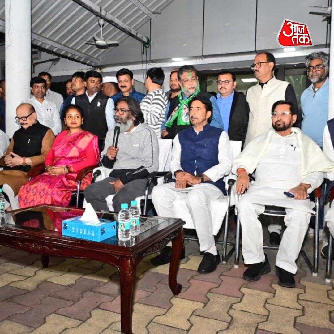झारखंड चुनाव में बड़ी जीत दर्ज करने के बाद राज्य के मुख्यमंत्री हेमंत सोरेन ने परिवार और पार्टी के नेताओं के साथ मनाया जीत का जश्न। X पर तस्वीरें पोस्ट करते हुए लिखा "झारखण्ड जीत गया है"
#ResultsOnAajTak #JharkhandElection #HemantSoren #KalpanaSoren | (तस्वीरें: हेमंत सोरेन/X)
