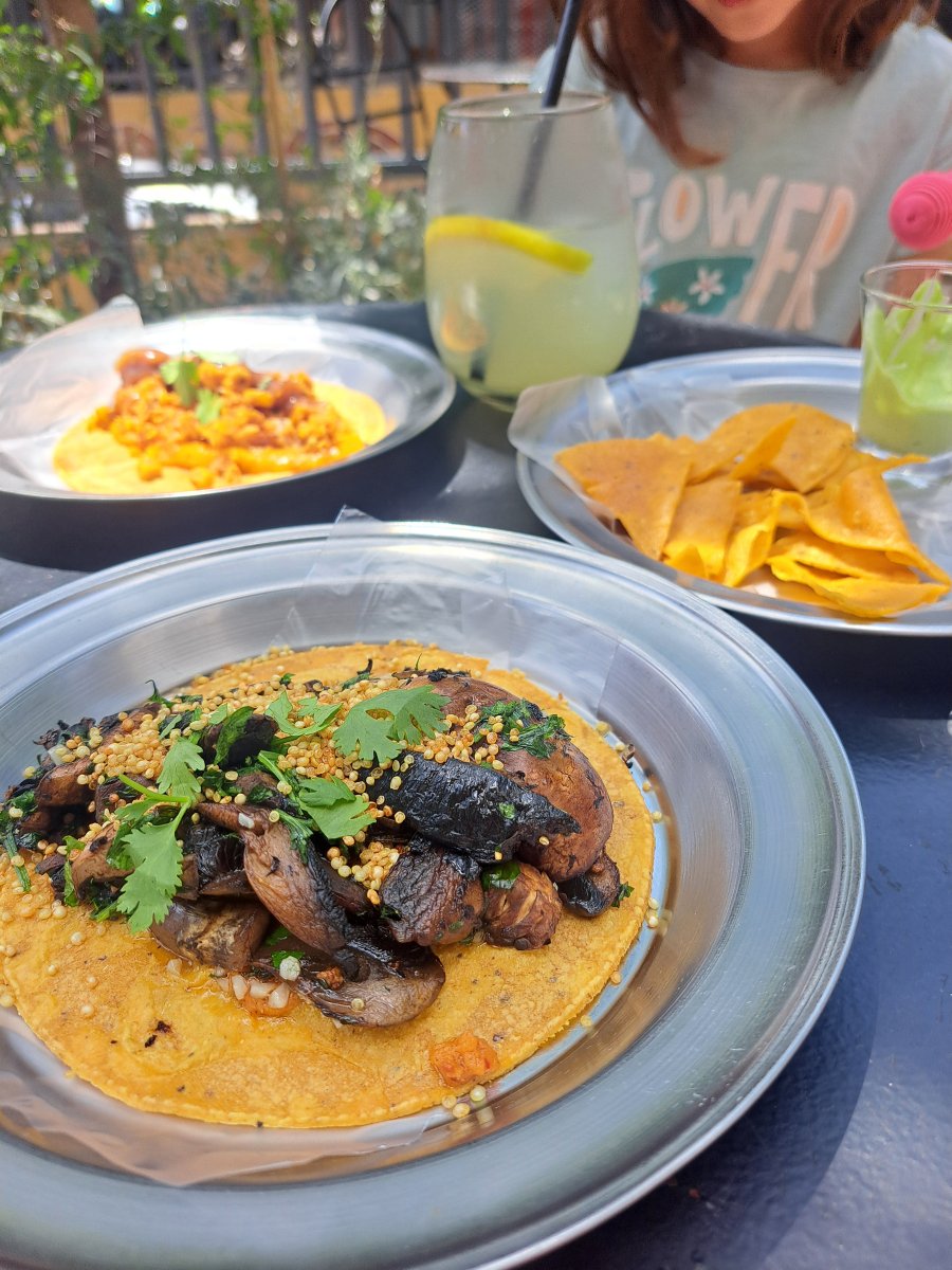 AlmaSingerTwits's tweet photo. ¡Post del blog! ¡De ayer! ¡Y sale justo para apuntarlos dónde almorzar hoy! El pasado feriado me saqué las ganas de sentarme a almorzar y disfrutar una esquina de mi barrio que cruzo mucho: ¡Taquería Güey, en Congreso 2000, #Belgrano! 
https://t.co/EWcSmTV1hD 

#PostsAlmaSinger https://t.co/RGVnWTtUz9