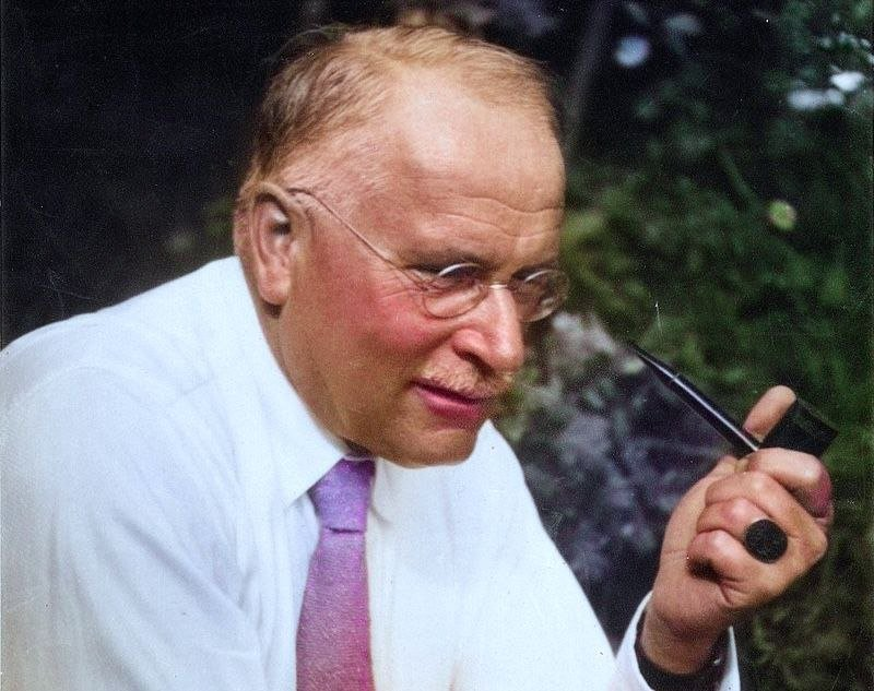 VirtudMental's tweet photo. Carl Jung dijo una vez:  

"Pensar es difícil, por eso la mayoría de la gente juzga".  

Aquí hay 9 cosas que aprendí de él: https://t.co/oDUiyiLc9S