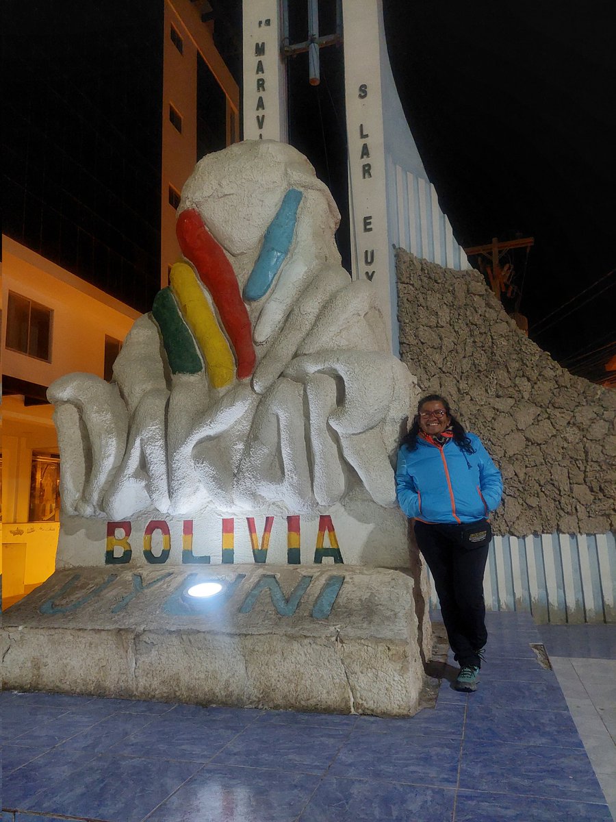 pao_renderos's tweet photo. Claro que sí me voy a tomar fotos en todos los monumentos del Dakar. 😌 #dakar https://t.co/DFPrZKjuKz