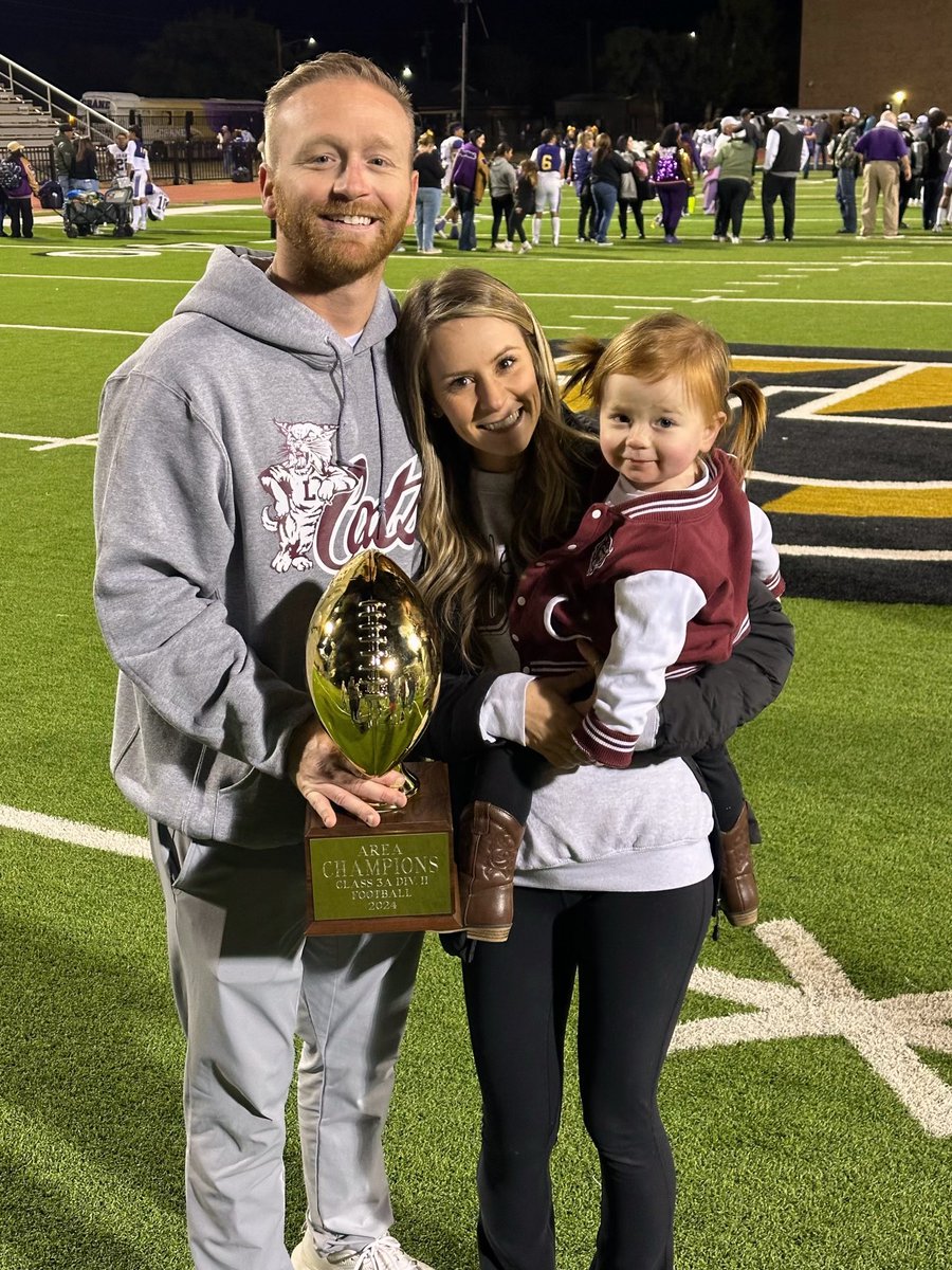 pchristy11's tweet photo. Littlefield Offensive Coordinator Logan Mitchell is the Assistant Coach of the Week!
Littlefield had the Offensive Wildcat Magic Last Night as they beat Crane 59-0.
The Wildcats had 411 yards of offense
181 passing & 230 rushing
Congrats to Coach Mitchell & the Wildcats https://t.co/PWPSvzsQgJ