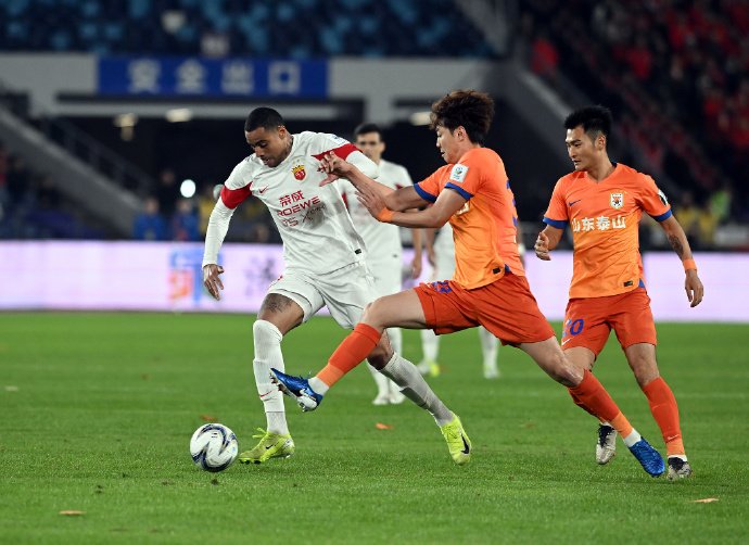 Superligachina's tweet photo. #CopaCFA #Final| El Shanghai Port supera 1 (Zeca 🇧🇷) : 3 (Li Shuai 🇨🇳, Leo Cittadini 🇧🇷 &amp; Wang Zhenao 🇨🇳) al Shandong Taishan y se corona por primera vez en su historia como campeón de Copa, logrando tambien su primer doblete! https://t.co/f0iw4SBHua